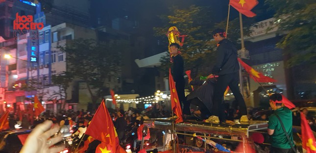 Biển người xuống đường ăn mừng chiến thắng, Hà Nội tưng bừng "đêm không ngủ" ảnh 9