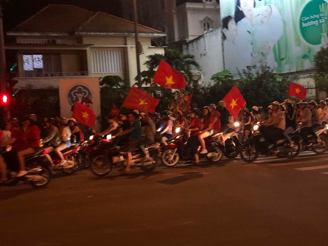 Một đêm không ngủ, đường phố Sài Gòn không còn chỗ trống sau chiến thắng của đội tuyển Việt Nam ảnh 8