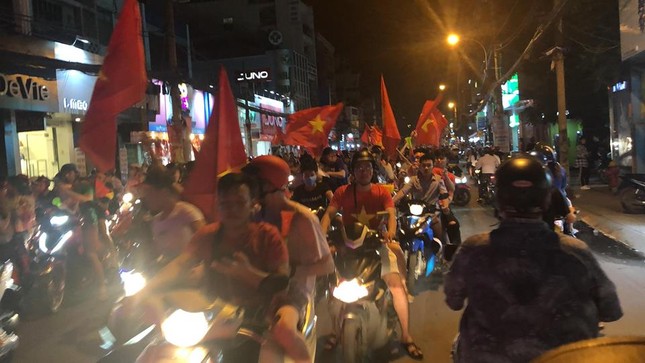 Một đêm không ngủ, đường phố Sài Gòn không còn chỗ trống sau chiến thắng của đội tuyển Việt Nam ảnh 10