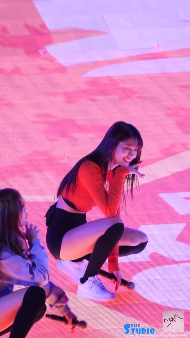 Seolhyun (AOA) bất ngờ ngất xỉu tại sự kiện sau màn trình diễn cùng nhóm ảnh 1