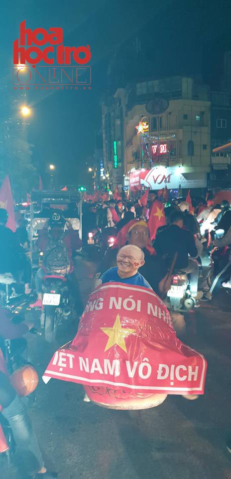 Biển người xuống đường ăn mừng chiến thắng, Hà Nội tưng bừng "đêm không ngủ" ảnh 7