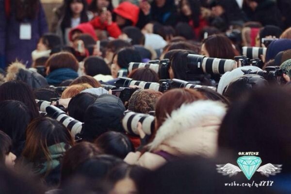 Dân tình hoang mang khi nhìn thấy cách fansite chụp ảnh thần tượng ảnh 1