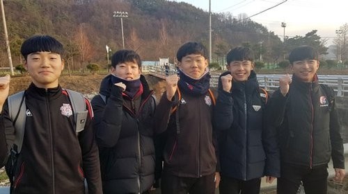 Quê nhà vui như lễ hội, giăng kín băng rôn từ nhà ra ngõ chào đón thầy Park Hang-seo ảnh 4