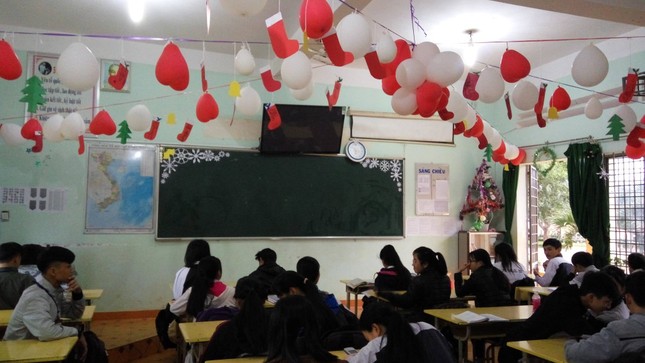 Mùa Giáng sinh về đến hộc bàn, lớp nhà người ta đã tưng bừng đón lễ hội rồi đây! ảnh 4