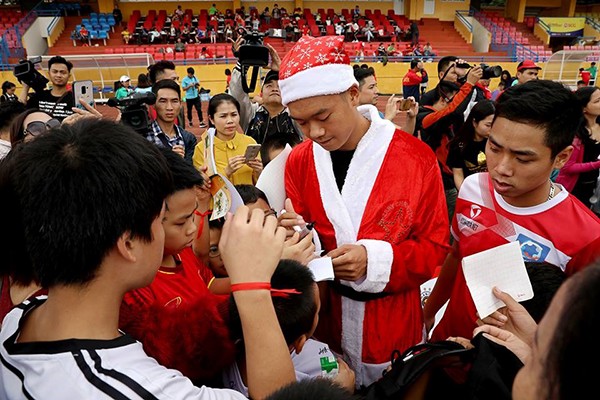 Các cầu thủ hóa thân thành ông già Noel: Đức Huy hiền bất ngờ, Duy Mạnh đẹp trai ngời ngời ảnh 4