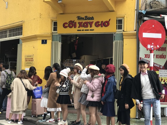 Giới trẻ xếp hàng dài chờ check-in chụp ảnh, Đà Lạt "quá tải" dịp nghỉ Tết Dương lịch ảnh 5