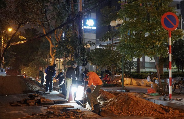 Cuộc sống mưu sinh trong đêm lạnh kỷ lục ở Hà Nội ảnh 3