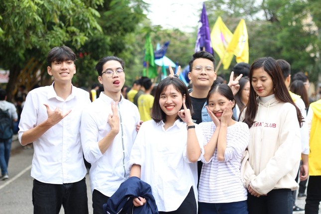 Sinh viên ĐH Kinh tế Quốc dân rạng rỡ đón "Ngày truyền thống học sinh, sinh viên" ảnh 11