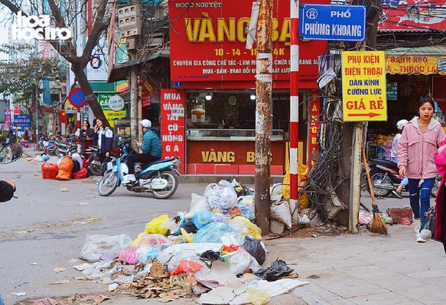 Phố phường Hà Nội "ngập" trong rác thải những ngày cuối năm ảnh 4