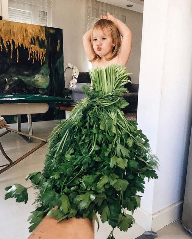 Cô bé 5 tuổi và những màn cosplay giá rẻ thành người nổi tiếng ảnh 2