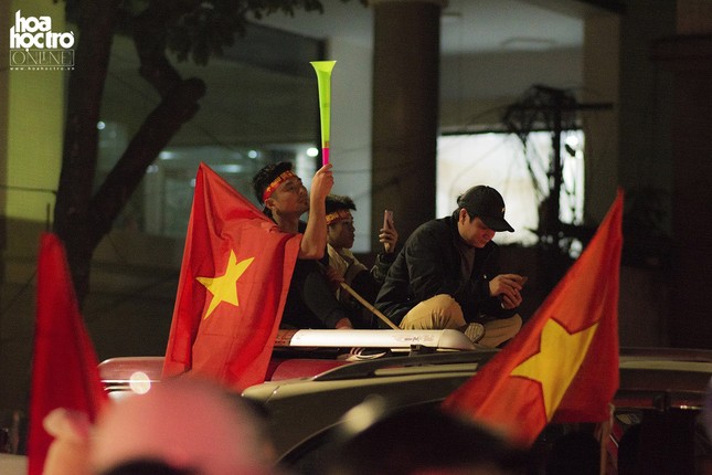 Nhìn lại khoảnh khắc: Cổ động viên xuống đường mừng Việt Nam vào tứ kết Asian Cup 2019 ảnh 8