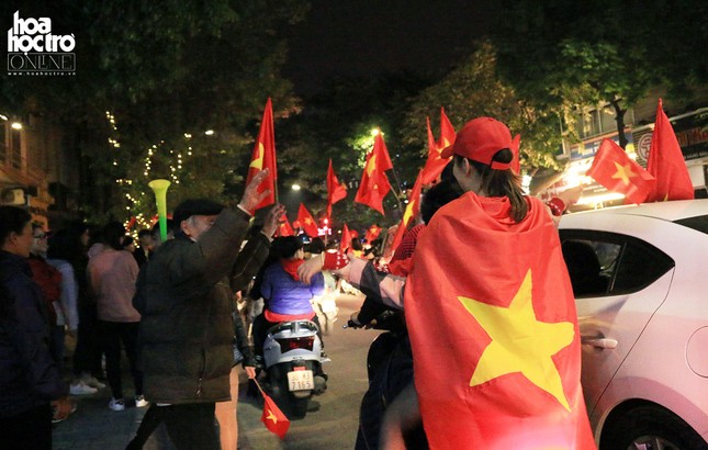 Nhìn lại khoảnh khắc: Cổ động viên xuống đường mừng Việt Nam vào tứ kết Asian Cup 2019 ảnh 9