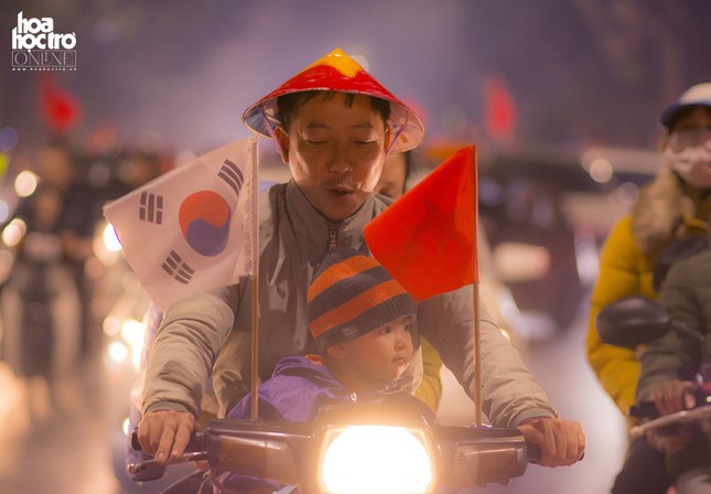 Nhìn lại khoảnh khắc: Cổ động viên xuống đường mừng Việt Nam vào tứ kết Asian Cup 2019 ảnh 1