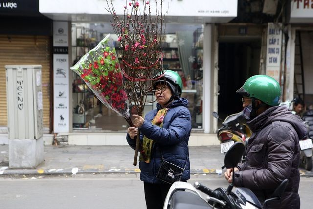 Hà Nội: Chợ hoa phố cổ nhộn nhịp đón Tết ảnh 5