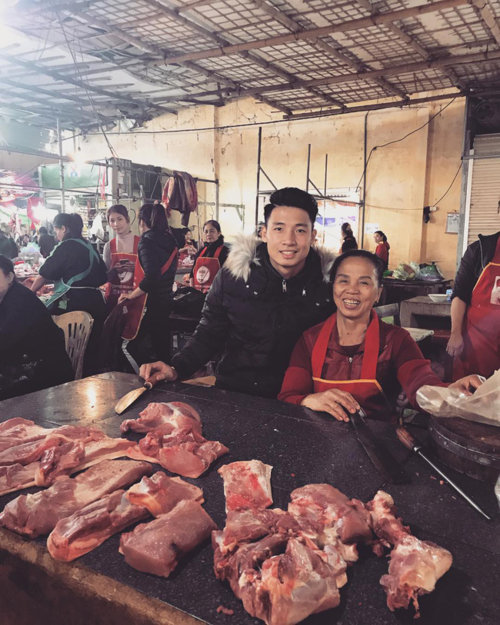 Các cầu thủ về nước sau trận tứ kết Asian Cup, "Tư" Dũng "nóng lòng" về bán thịt lợn với mẹ ảnh 2