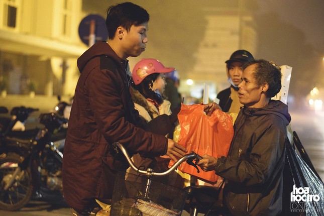 Chùm ảnh: Giới trẻ Hà Nội mang hơi ấm Tết đến với người vô gia cư ảnh 2