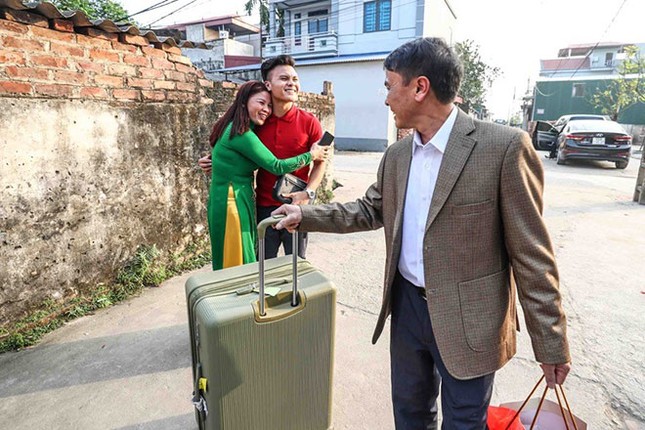Ngoài đồng hồ 300 triệu, Quang Hải lại khiến người hâm mộ tròn xoe mắt với chiếc ví hiệu ảnh 1