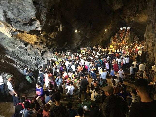 Dòng người đổ về chùa Hương: Nhích từng bước, mướt mồ hôi giữa trời nắng nóng ảnh 3
