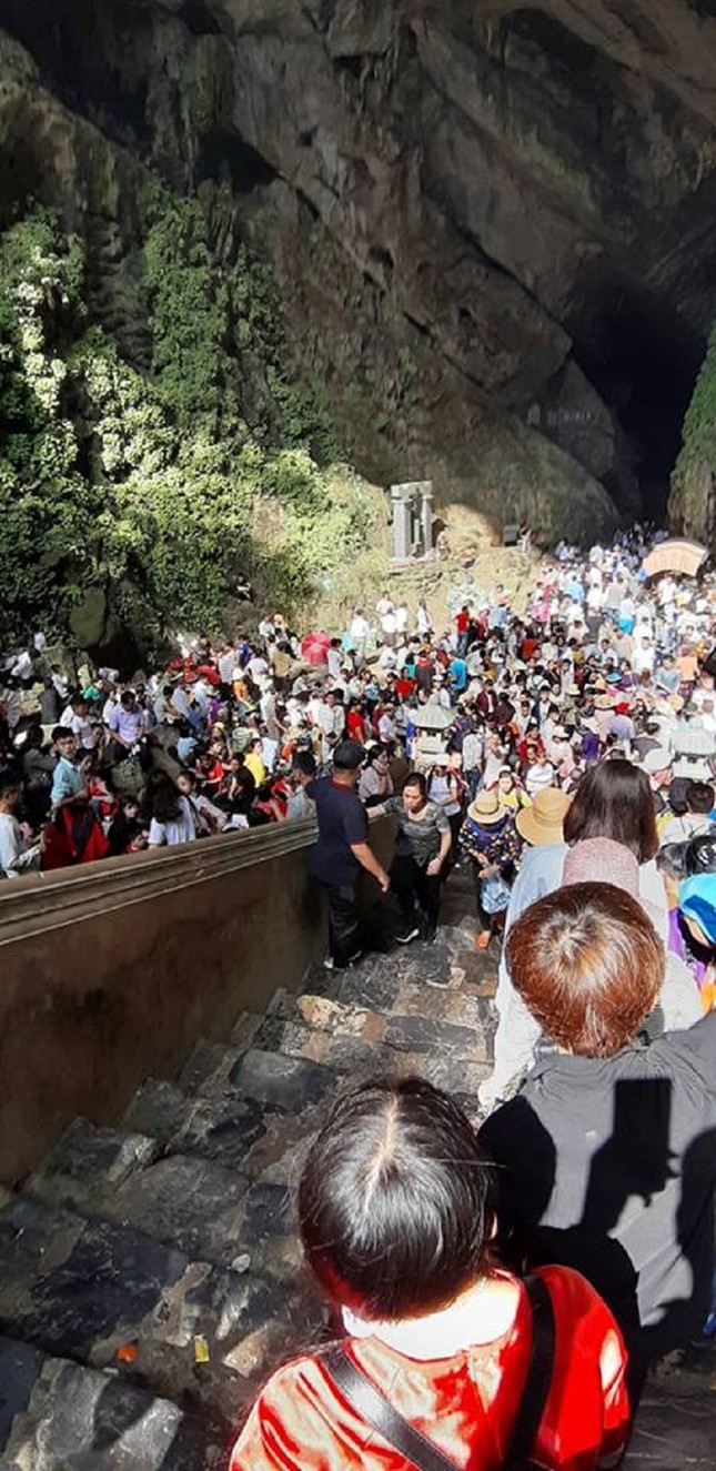 Dòng người đổ về chùa Hương: Nhích từng bước, mướt mồ hôi giữa trời nắng nóng ảnh 6