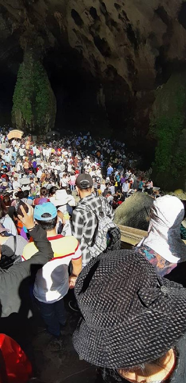 Dòng người đổ về chùa Hương: Nhích từng bước, mướt mồ hôi giữa trời nắng nóng ảnh 7