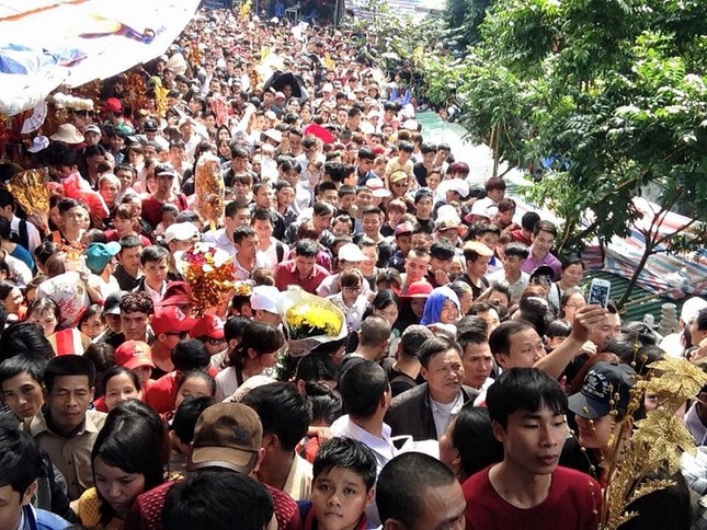 Dòng người đổ về chùa Hương: Nhích từng bước, mướt mồ hôi giữa trời nắng nóng ảnh 9