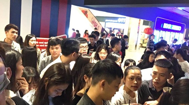 Cập nhật tình hình xem phim ngày Tết: Chen chúc mua vé, chờ cả tiếng mới vào được rạp ảnh 1