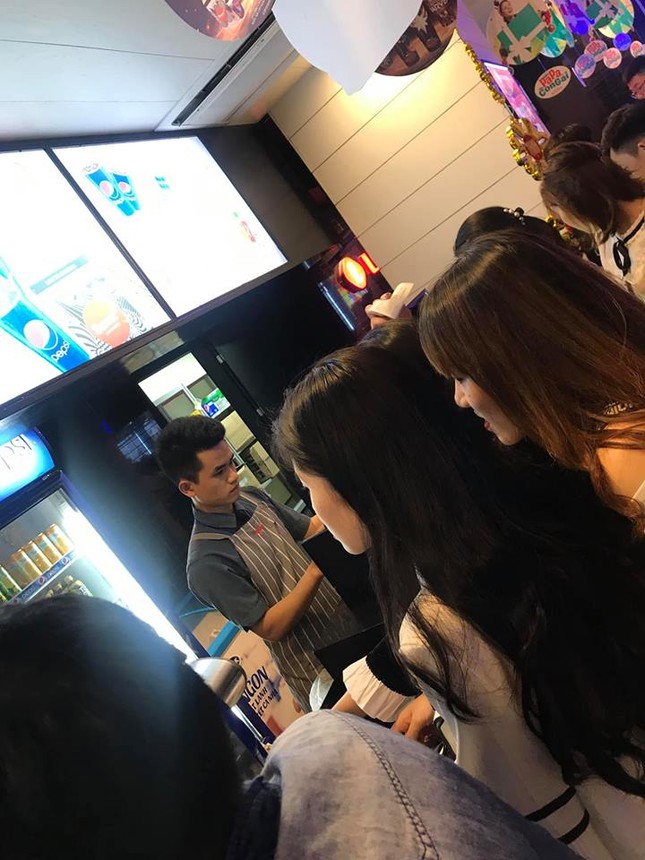 Cập nhật tình hình xem phim ngày Tết: Chen chúc mua vé, chờ cả tiếng mới vào được rạp ảnh 4