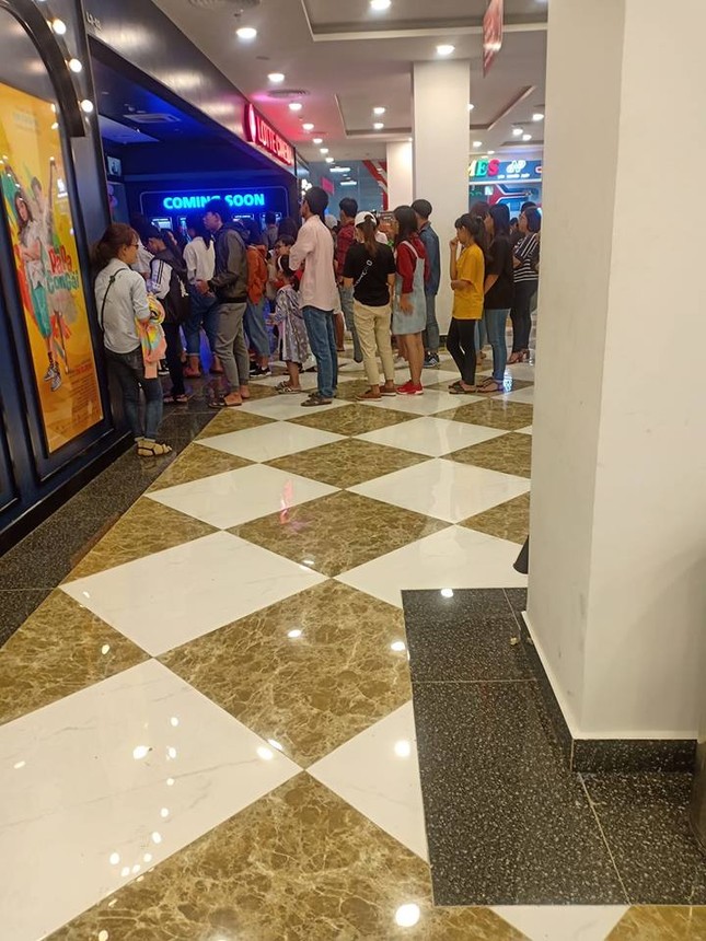 Cập nhật tình hình xem phim ngày Tết: Chen chúc mua vé, chờ cả tiếng mới vào được rạp ảnh 5