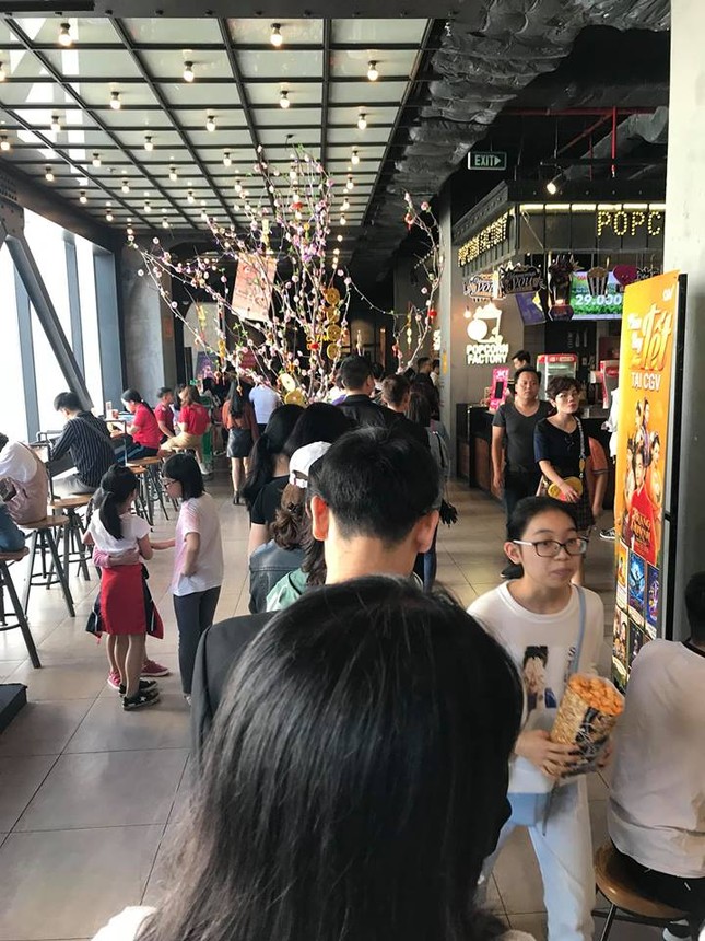 Cập nhật tình hình xem phim ngày Tết: Chen chúc mua vé, chờ cả tiếng mới vào được rạp ảnh 8