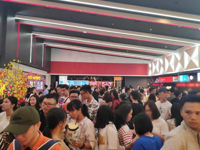 Cập nhật tình hình xem phim ngày Tết: Chen chúc mua vé, chờ cả tiếng mới vào được rạp ảnh 10