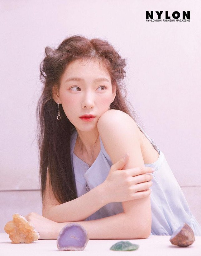 "Thánh hack tuổi" Taeyeon (SNSD) xinh đẹp như idol tuổi teen trên bìa tạp chí Nylon ảnh 7