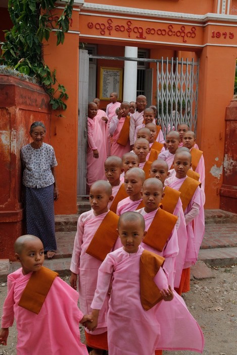 13 mẫu đồng phục đẹp của học sinh trên thế giới ảnh 6