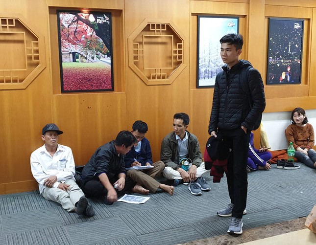 Người dân xếp hàng, ngủ gật, mệt mỏi vì chờ xin visa du lịch Hàn Quốc ảnh 1
