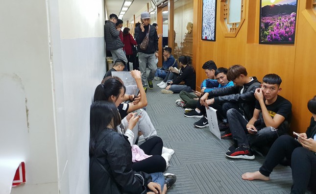 Người dân xếp hàng, ngủ gật, mệt mỏi vì chờ xin visa du lịch Hàn Quốc ảnh 2