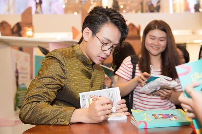 MC Quang Bảo mặc quốc phục Thái Lan, chia sẻ bí kíp du lịch tự túc tại xứ sở Chùa Vàng ảnh 5