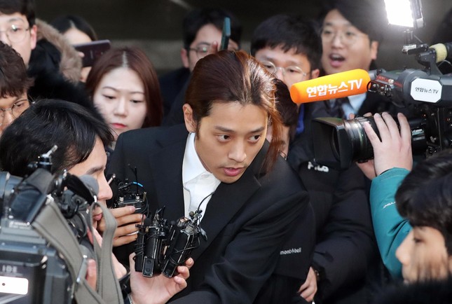 Seungri từ chối giao nộp điện thoại, Jung Joon Young đã thay máy mới ảnh 2