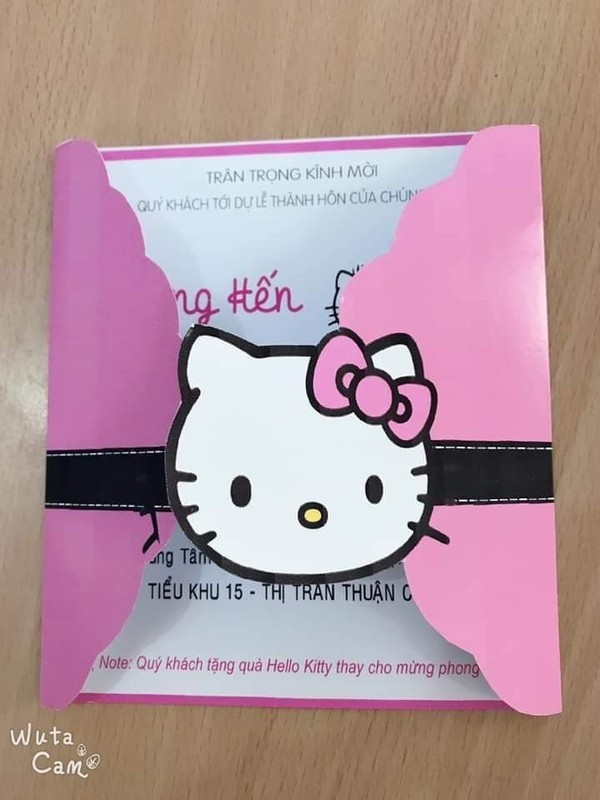 Cô gái cuồng Kitty: Thiệp cưới in hình Kitty, mong khách tặng quà Hello Kitty thay phong bì ảnh 1