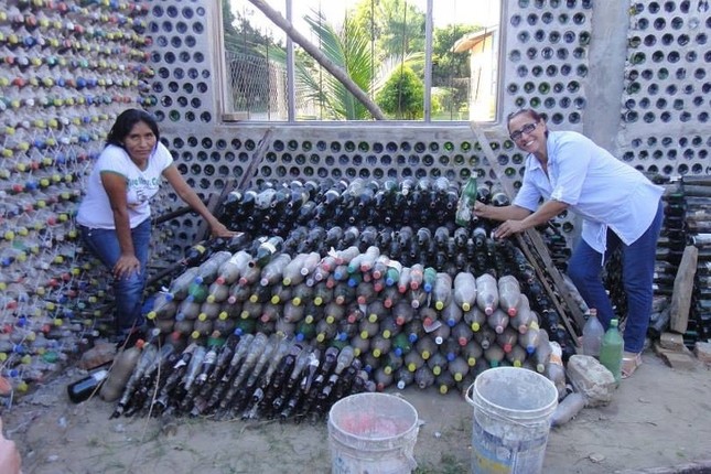 Tin được không, người phụ nữ này đã "xây" được hơn 300 ngôi nhà từ... chai, lọ bỏ đi! ảnh 5