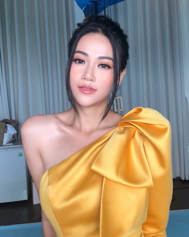 Hoa hậu Phương Khánh thay đổi hình ảnh liên tục nhờ khả năng trang điểm chuyên nghiệp ảnh 7