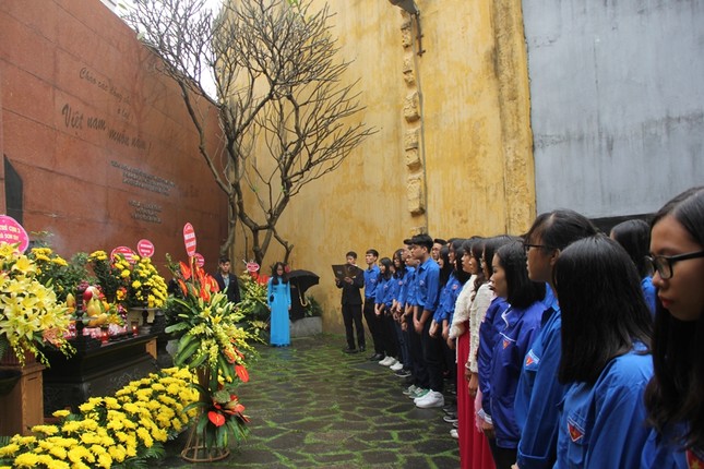 Xúc động trước khoảnh khắc kết nạp Đoàn TNCS Hồ Chí Minh của teen THCS Thăng Long ảnh 1