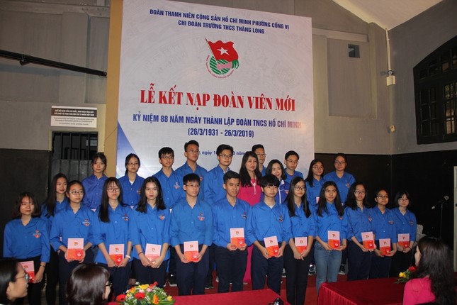 Xúc động trước khoảnh khắc kết nạp Đoàn TNCS Hồ Chí Minh của teen THCS Thăng Long ảnh 2