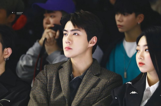 Sehun (EXO) và Mina (gugudan) gây sốt khi thì thầm trò chuyện trong sự kiện thời trang ảnh 1