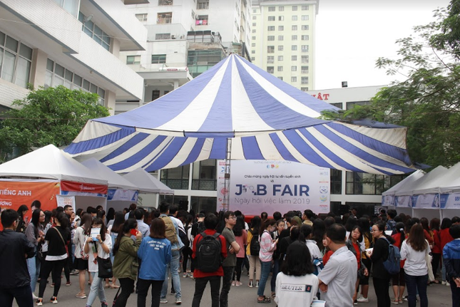 Job Fair 2019: Ngày hội việc làm ngập tràn sắc màu của sinh viên ĐH Luật Hà Nội ảnh 1