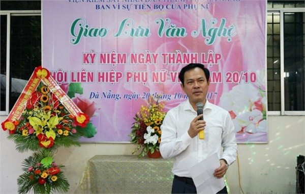 Tập trung trước nhà ông Hữu Linh chụp ảnh đùa cợt, nhóm bạn trẻ gây tranh cãi dữ dội ảnh 1