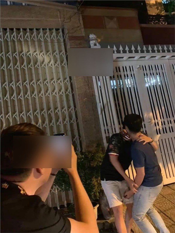 Tập trung trước nhà ông Hữu Linh chụp ảnh đùa cợt, nhóm bạn trẻ gây tranh cãi dữ dội ảnh 3