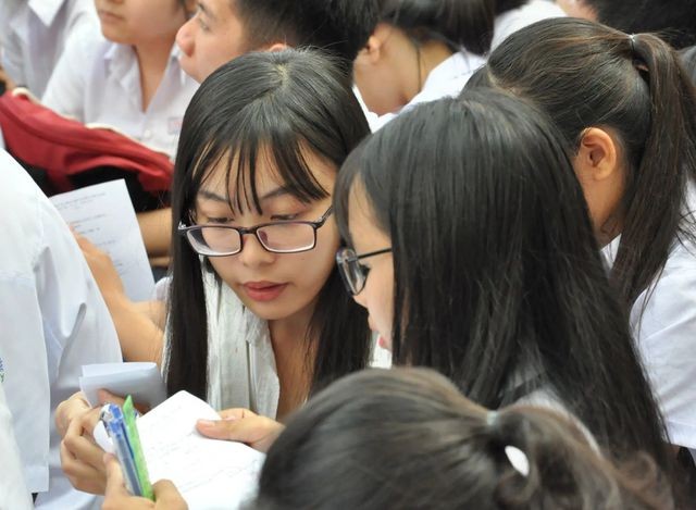 “Ghen tị với người khác trên mạng xã hội” vào đề Văn ảnh 2