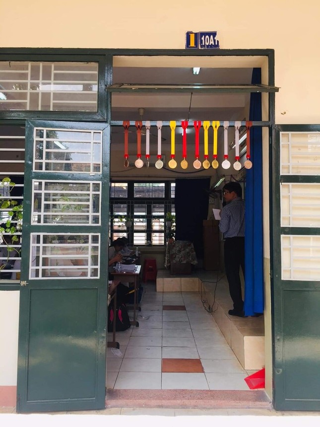 Khi lớp toàn học sinh giỏi: 12 người đi thi được 12 huy chương, nhiều quá đem về làm "rèm cửa" ảnh 1
