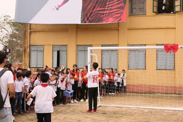 "Cựu học sinh" Quang Hải khiến fan thích thú khi so tài cùng các "đồng môn nhí" ở trường cũ ảnh 5