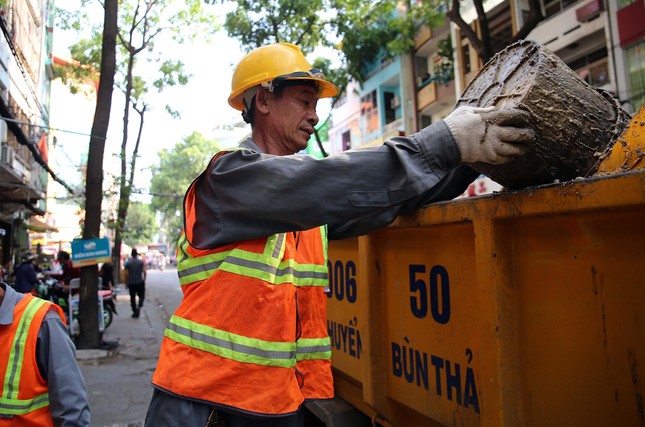"Dầm mình" dưới cống Sài Gòn: Tốt nghiệp đại học xin làm… công nhân móc cống ảnh 9