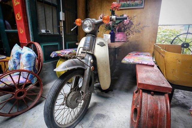 Độc đáo quán cà phê được làm từ... phế liệu ở Hà Nội ảnh 10